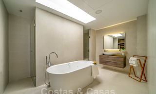 Prêt à emménager dans une villa moderne de luxe en première ligne de plage à vendre dans un complexe exclusif à Estepona, Costa del Sol 28206 