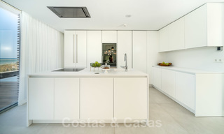 Prêt à emménager dans une villa moderne de luxe en première ligne de plage à vendre dans un complexe exclusif à Estepona, Costa del Sol 28209 