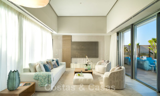 Prêt à emménager dans une villa moderne de luxe en première ligne de plage à vendre dans un complexe exclusif à Estepona, Costa del Sol 28210 