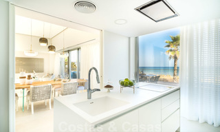 Prêt à emménager dans une villa moderne de luxe en première ligne de plage à vendre dans un complexe exclusif à Estepona, Costa del Sol 28211 