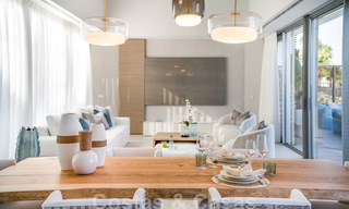 Prêt à emménager dans une villa moderne de luxe en première ligne de plage à vendre dans un complexe exclusif à Estepona, Costa del Sol 28212 