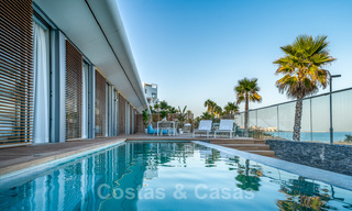 Prêt à emménager dans une villa moderne de luxe en première ligne de plage à vendre dans un complexe exclusif à Estepona, Costa del Sol 28216 