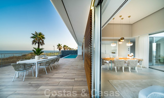 Prêt à emménager dans une villa moderne de luxe en première ligne de plage à vendre dans un complexe exclusif à Estepona, Costa del Sol 28217 