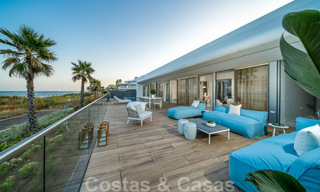 Prêt à emménager dans une villa moderne de luxe en première ligne de plage à vendre dans un complexe exclusif à Estepona, Costa del Sol 28218 