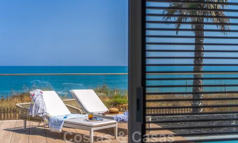 Prêt à emménager dans une villa moderne de luxe en première ligne de plage à vendre dans un complexe exclusif à Estepona, Costa del Sol 28219