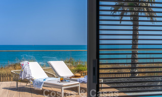 Prêt à emménager dans une villa moderne de luxe en première ligne de plage à vendre dans un complexe exclusif à Estepona, Costa del Sol 28219 