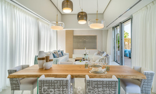 Prêt à emménager dans une villa moderne de luxe en première ligne de plage à vendre dans un complexe exclusif à Estepona, Costa del Sol 28220 