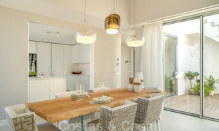 Prêt à emménager dans une villa moderne de luxe en première ligne de plage à vendre dans un complexe exclusif à Estepona, Costa del Sol 28221 