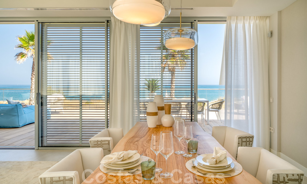 Prêt à emménager dans une villa moderne de luxe en première ligne de plage à vendre dans un complexe exclusif à Estepona, Costa del Sol 28222