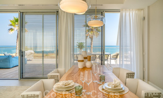 Prêt à emménager dans une villa moderne de luxe en première ligne de plage à vendre dans un complexe exclusif à Estepona, Costa del Sol 28222 