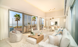 Prêt à emménager dans une villa moderne de luxe en première ligne de plage à vendre dans un complexe exclusif à Estepona, Costa del Sol 28223 