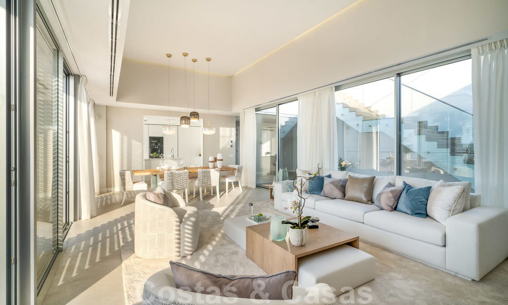 Prêt à emménager dans une villa moderne de luxe en première ligne de plage à vendre dans un complexe exclusif à Estepona, Costa del Sol 28224