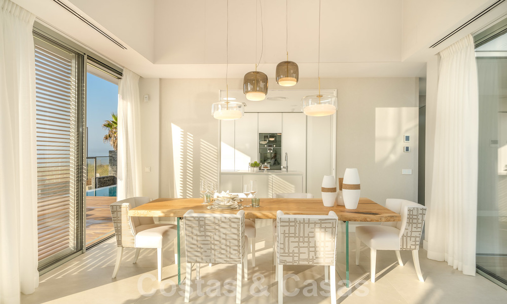 Prêt à emménager dans une villa moderne de luxe en première ligne de plage à vendre dans un complexe exclusif à Estepona, Costa del Sol 28225