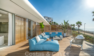 Prêt à emménager dans une villa moderne de luxe en première ligne de plage à vendre dans un complexe exclusif à Estepona, Costa del Sol 28226 