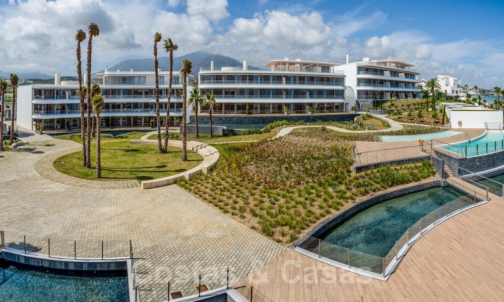 Prêt à emménager dans une villa moderne de luxe en première ligne de plage à vendre dans un complexe exclusif à Estepona, Costa del Sol 28228