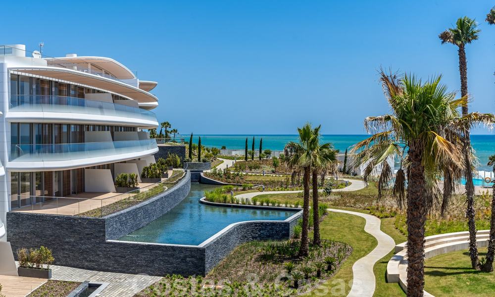 Prêt à emménager dans une villa moderne de luxe en première ligne de plage à vendre dans un complexe exclusif à Estepona, Costa del Sol 28229