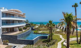 Prêt à emménager dans une villa moderne de luxe en première ligne de plage à vendre dans un complexe exclusif à Estepona, Costa del Sol 28229 