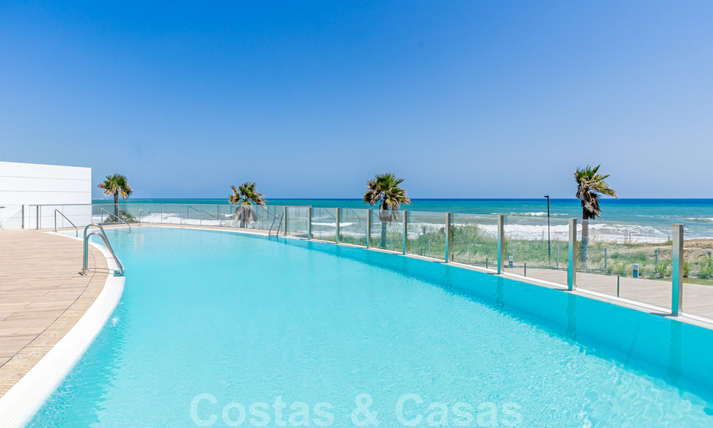 Prêt à emménager dans une villa moderne de luxe en première ligne de plage à vendre dans un complexe exclusif à Estepona, Costa del Sol 28230