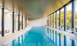 Prêt à emménager dans une villa moderne de luxe en première ligne de plage à vendre dans un complexe exclusif à Estepona, Costa del Sol 28231 