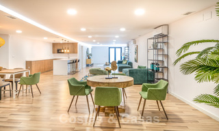Prêt à emménager dans une villa moderne de luxe en première ligne de plage à vendre dans un complexe exclusif à Estepona, Costa del Sol 28233 