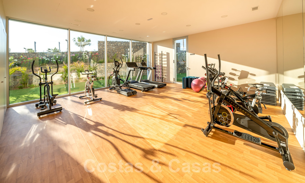 Prêt à emménager dans une villa moderne de luxe en première ligne de plage à vendre dans un complexe exclusif à Estepona, Costa del Sol 28236