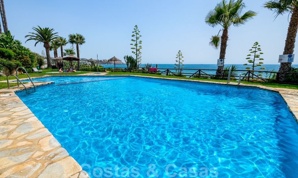 Maison de ville redécorée à vendre dans un petit complexe de première ligne de plage avec piscines - Estepona West 28126