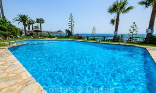 Maison de ville redécorée à vendre dans un petit complexe de première ligne de plage avec piscines - Estepona West 28126 
