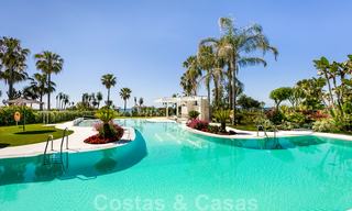 Maison de ville rénovée en première ligne de plage à vendre à Costalita, New Golden Mile, Marbella - Estepona, avec vue panoramique sur la mer 28422 