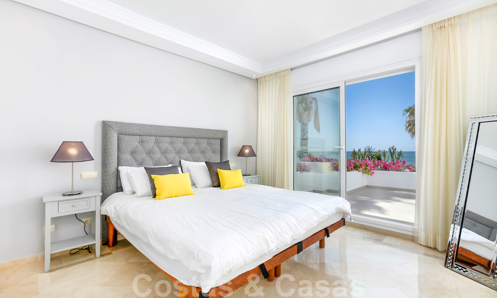 Maison de ville rénovée en première ligne de plage à vendre à Costalita, New Golden Mile, Marbella - Estepona, avec vue panoramique sur la mer 28424