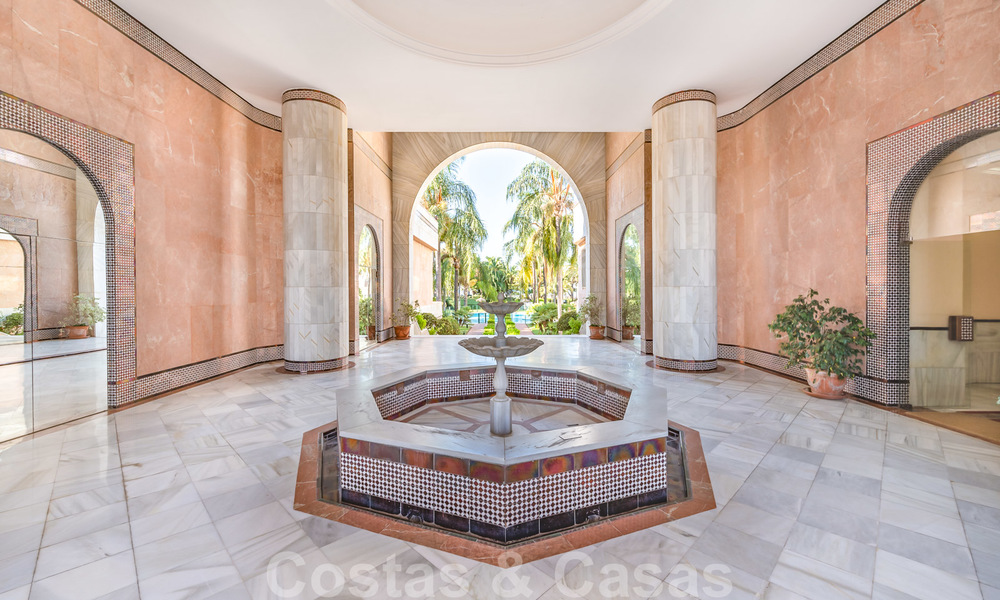 Appartement rénové à vendre dans le complexe balnéaire emblématique en première ligne de plage, le Gray D'Albion à Puerto Banus, Marbella 28338