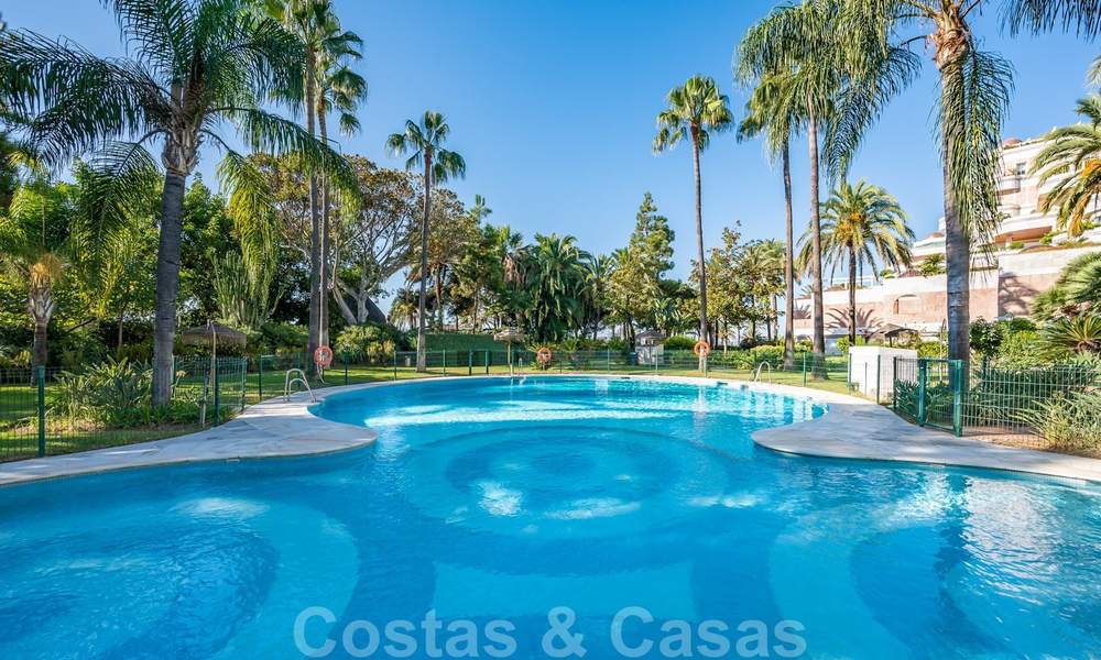 Appartement rénové à vendre dans le complexe balnéaire emblématique en première ligne de plage, le Gray D'Albion à Puerto Banus, Marbella 28339
