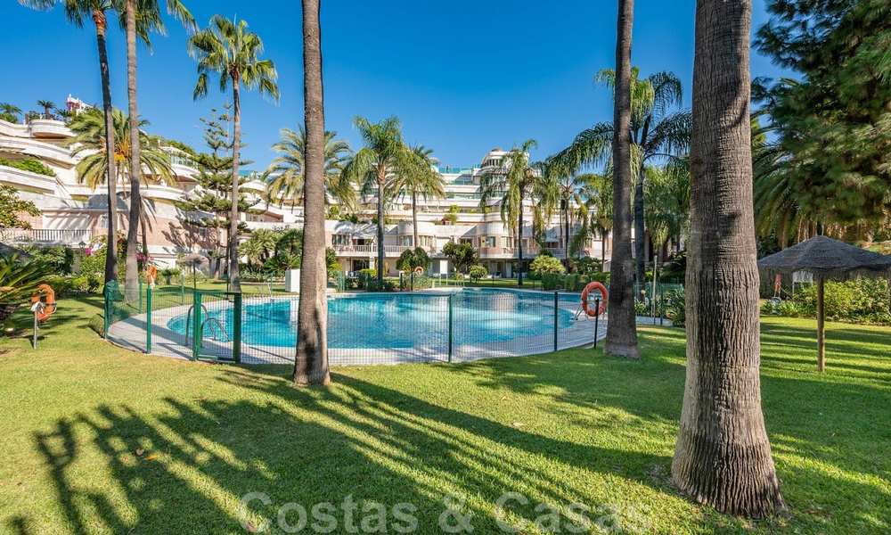 Appartement rénové à vendre dans le complexe balnéaire emblématique en première ligne de plage, le Gray D'Albion à Puerto Banus, Marbella 28340
