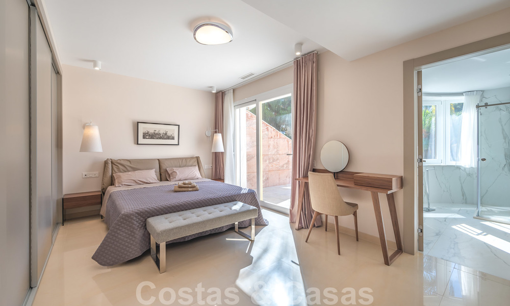 Appartement rénové à vendre dans le complexe balnéaire emblématique en première ligne de plage, le Gray D'Albion à Puerto Banus, Marbella 28346
