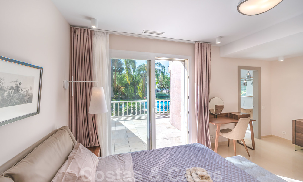Appartement rénové à vendre dans le complexe balnéaire emblématique en première ligne de plage, le Gray D'Albion à Puerto Banus, Marbella 28347