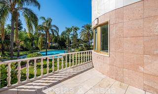 Appartement rénové à vendre dans le complexe balnéaire emblématique en première ligne de plage, le Gray D'Albion à Puerto Banus, Marbella 28349 