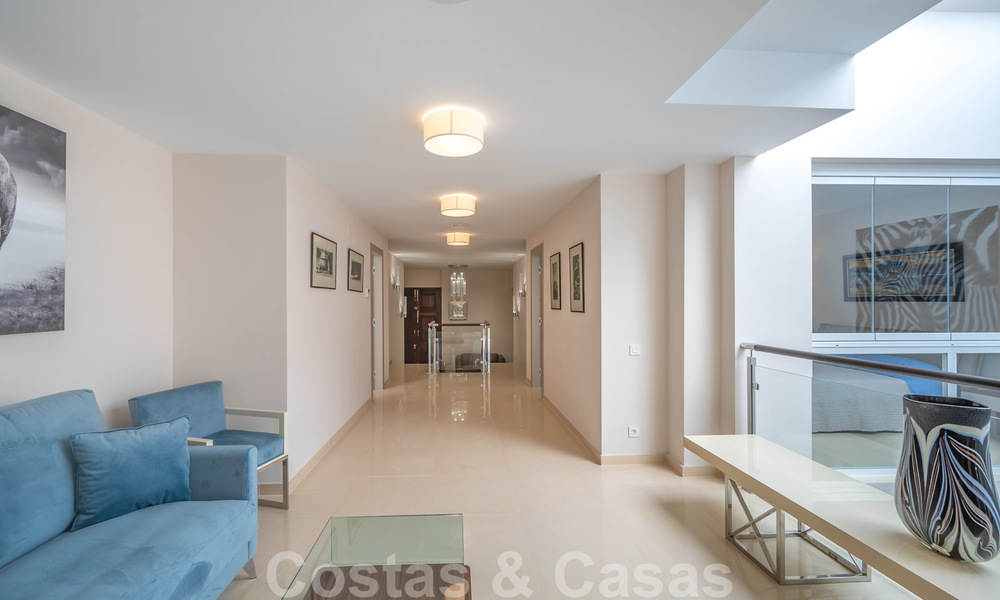 Appartement rénové à vendre dans le complexe balnéaire emblématique en première ligne de plage, le Gray D'Albion à Puerto Banus, Marbella 28352