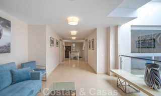 Appartement rénové à vendre dans le complexe balnéaire emblématique en première ligne de plage, le Gray D'Albion à Puerto Banus, Marbella 28352 