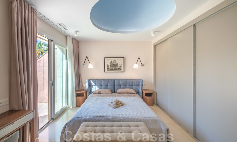 Appartement rénové à vendre dans le complexe balnéaire emblématique en première ligne de plage, le Gray D'Albion à Puerto Banus, Marbella 28357
