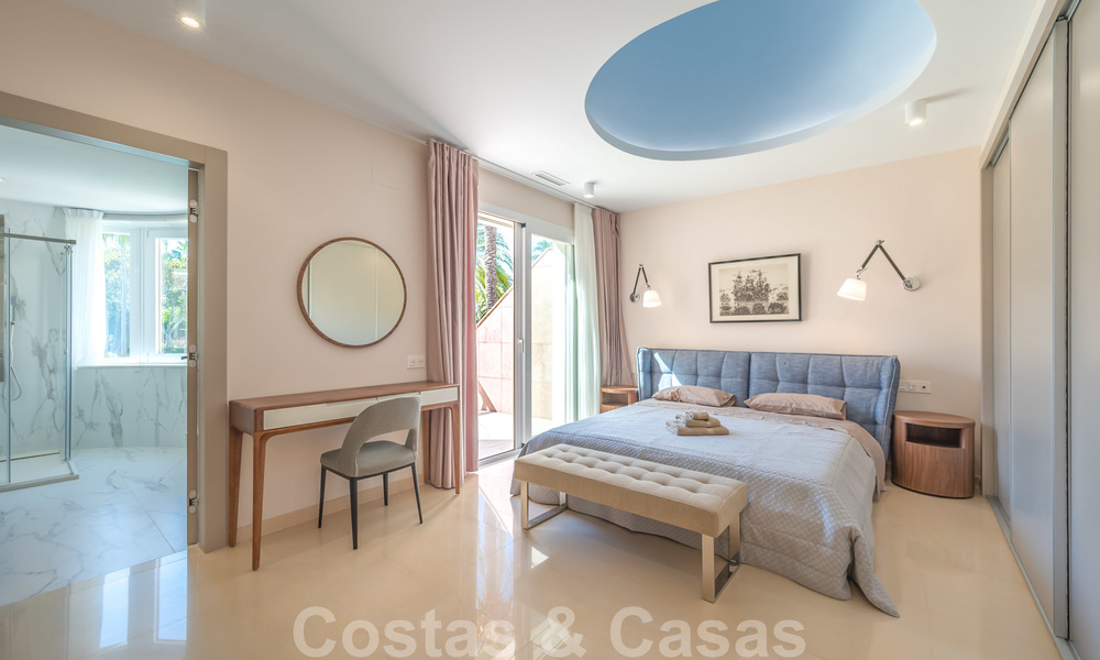 Appartement rénové à vendre dans le complexe balnéaire emblématique en première ligne de plage, le Gray D'Albion à Puerto Banus, Marbella 28358