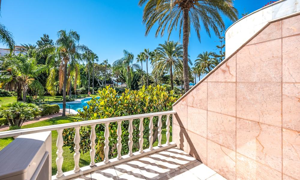 Appartement rénové à vendre dans le complexe balnéaire emblématique en première ligne de plage, le Gray D'Albion à Puerto Banus, Marbella 28359