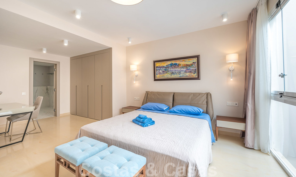 Appartement rénové à vendre dans le complexe balnéaire emblématique en première ligne de plage, le Gray D'Albion à Puerto Banus, Marbella 28363