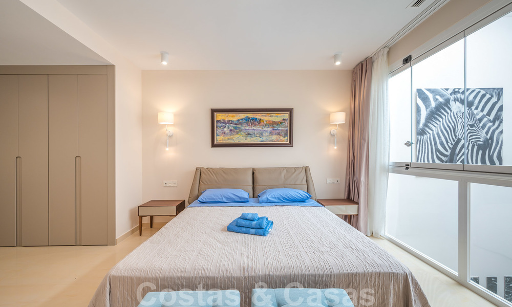 Appartement rénové à vendre dans le complexe balnéaire emblématique en première ligne de plage, le Gray D'Albion à Puerto Banus, Marbella 28364