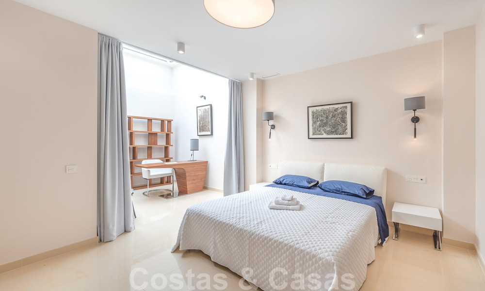Appartement rénové à vendre dans le complexe balnéaire emblématique en première ligne de plage, le Gray D'Albion à Puerto Banus, Marbella 28369