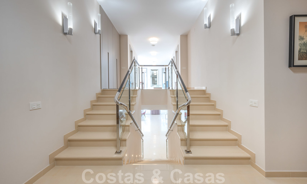 Appartement rénové à vendre dans le complexe balnéaire emblématique en première ligne de plage, le Gray D'Albion à Puerto Banus, Marbella 28373