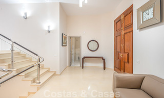 Appartement rénové à vendre dans le complexe balnéaire emblématique en première ligne de plage, le Gray D'Albion à Puerto Banus, Marbella 28374 