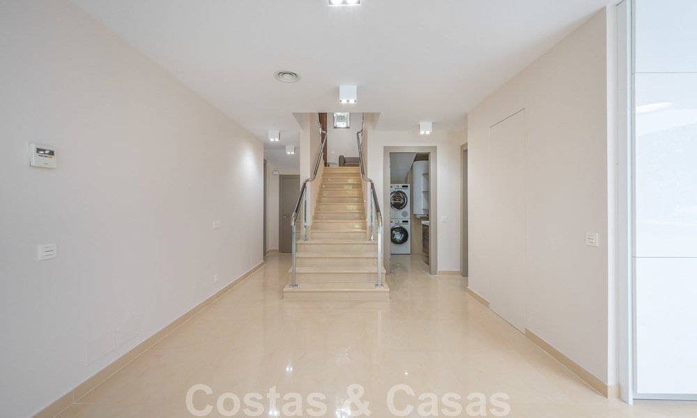 Appartement rénové à vendre dans le complexe balnéaire emblématique en première ligne de plage, le Gray D'Albion à Puerto Banus, Marbella 28383