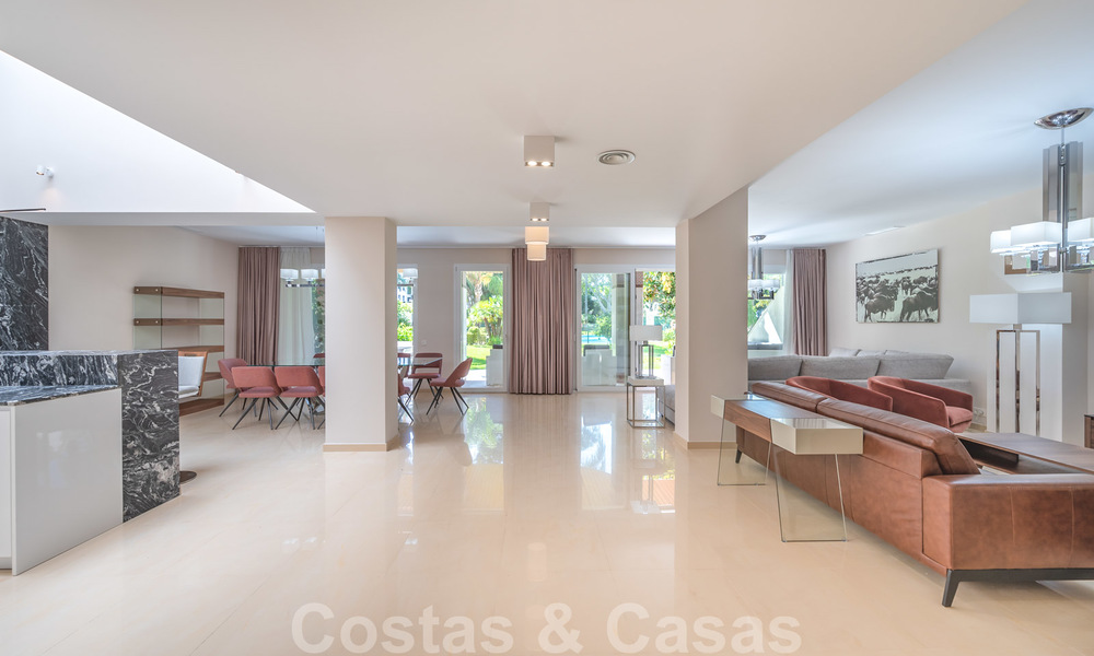 Appartement rénové à vendre dans le complexe balnéaire emblématique en première ligne de plage, le Gray D'Albion à Puerto Banus, Marbella 28384