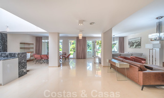 Appartement rénové à vendre dans le complexe balnéaire emblématique en première ligne de plage, le Gray D'Albion à Puerto Banus, Marbella 28384 