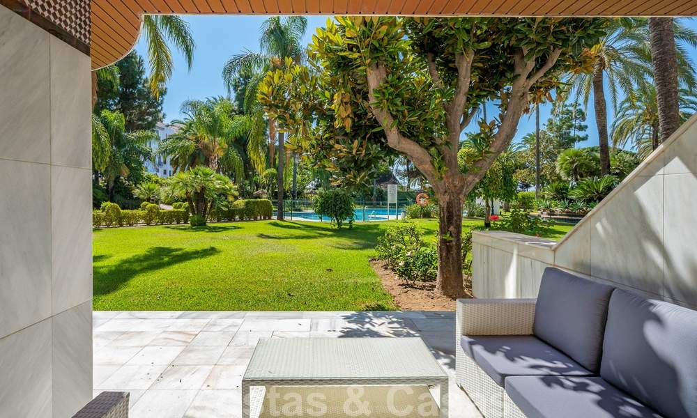 Appartement rénové à vendre dans le complexe balnéaire emblématique en première ligne de plage, le Gray D'Albion à Puerto Banus, Marbella 28391