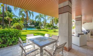 Appartement rénové à vendre dans le complexe balnéaire emblématique en première ligne de plage, le Gray D'Albion à Puerto Banus, Marbella 28393 
